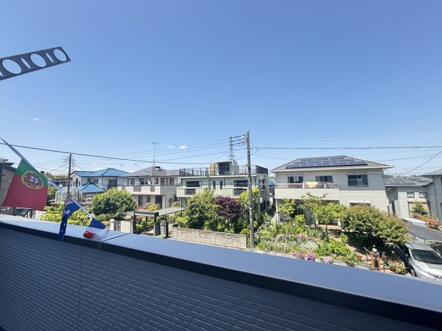 戸建てですが、近隣は低層住居専用地域の為、見晴らしも良く眺望良好です！