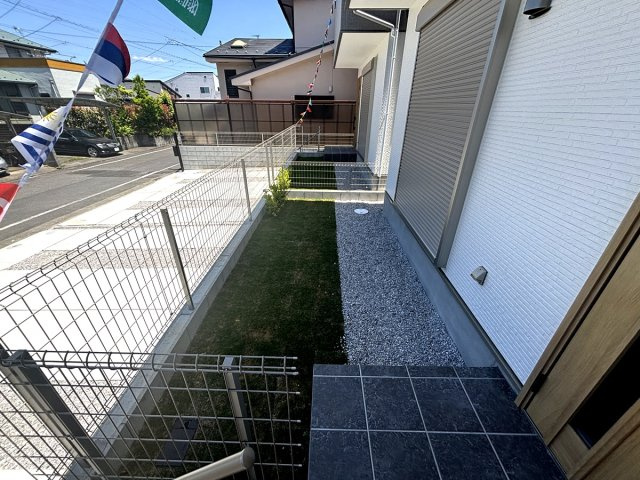 小さいお子様を遊ばせられるくらいの広さがある庭スペース♪夏にはプールもできますね♪小さな滑り台やブランコも設置できそうです！リビング窓から出入りできる点も良いですね！