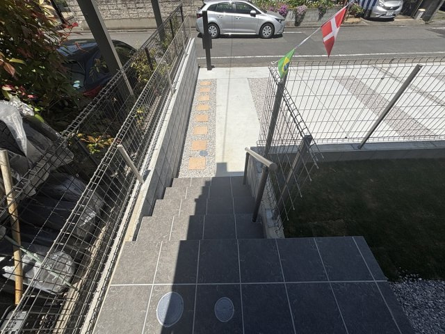 階段が数段ありますが、手摺りも備わっております！