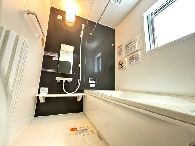 浴室乾燥機付です！梅雨時期・花粉時期・黄砂が飛んでいる時期等に活躍します！