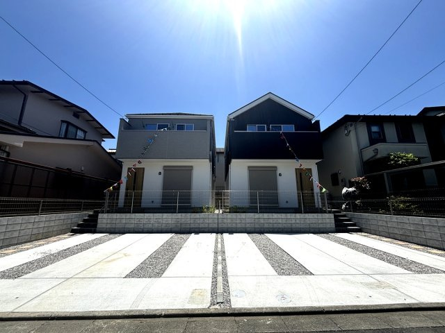 新築２棟現場です！右側１号棟、左側２号棟になります。土地建物は同一面積、価格も同じです。間取りは左右反転で、2階の居室の収納形状等が少し違いがあったりします！