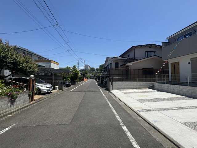 前面道路幅員６ｍ！この道路幅員が戸建て住まいの快適さに直結します！大通り沿いでは無いので交通量が少ない点も、駐車時に急かされたりもせずに落ち着いてできる為、嬉しいポイントです！車のすれ違いも安心です！
