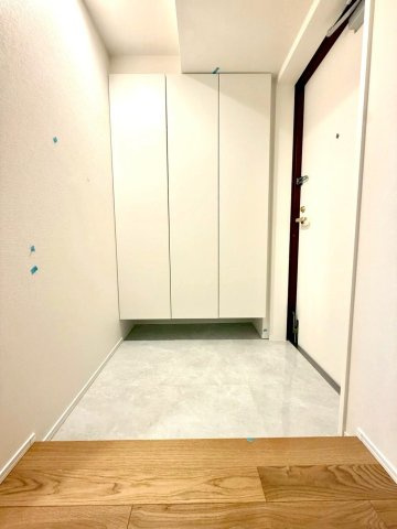 アルティフ・ガーデンズ川崎の玄関|ゆとりあるスペースを確保し、出入りのしやすさと快適性を兼ね備えた設計です。