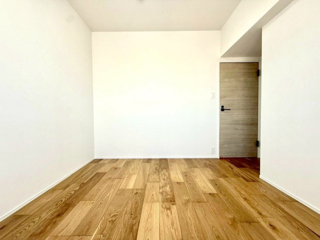 アルティフ・ガーデンズ川崎の洋室|シンプルで整った空間設計により、家具配置もしやすく理想の住空間を実現できます。