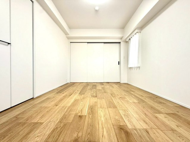 アルティフ・ガーデンズ川崎の洋室|コンパクトながら機能性に優れ、日常使いに配慮された快適な空間です。