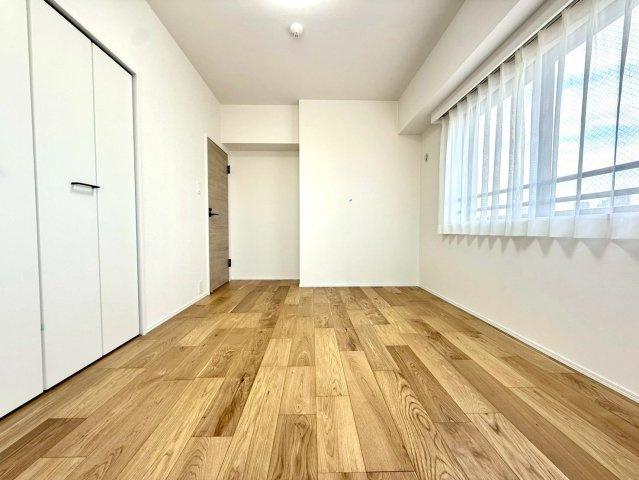 アルティフ・ガーデンズ川崎の洋室|明るく清潔感のある空間が、日々の暮らしに心地よい安らぎをもたらします。