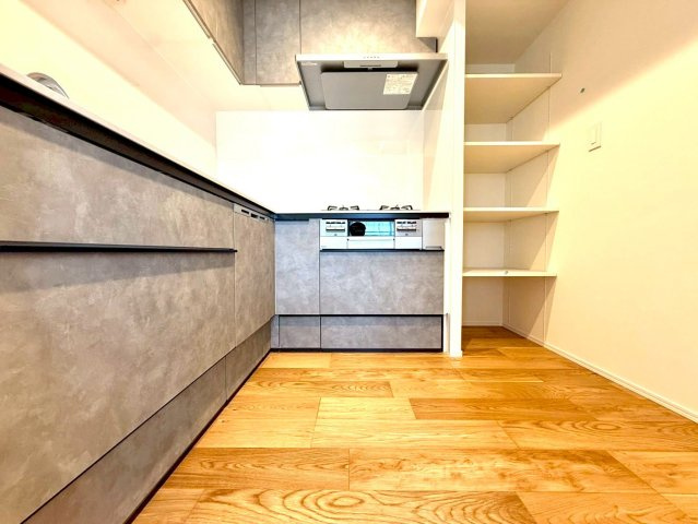 アルティフ・ガーデンズ川崎のキッチン|インテリアと調和するデザイン性の高いキッチンで、空間全体に統一感をもたらします。