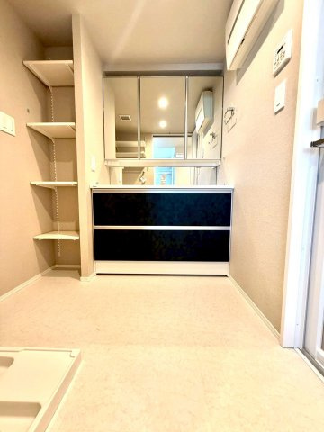 アルティフ・ガーデンズ川崎の独立洗面台|収納力にも優れ、洗面用品をすっきりと整理できる機能的な設計です。