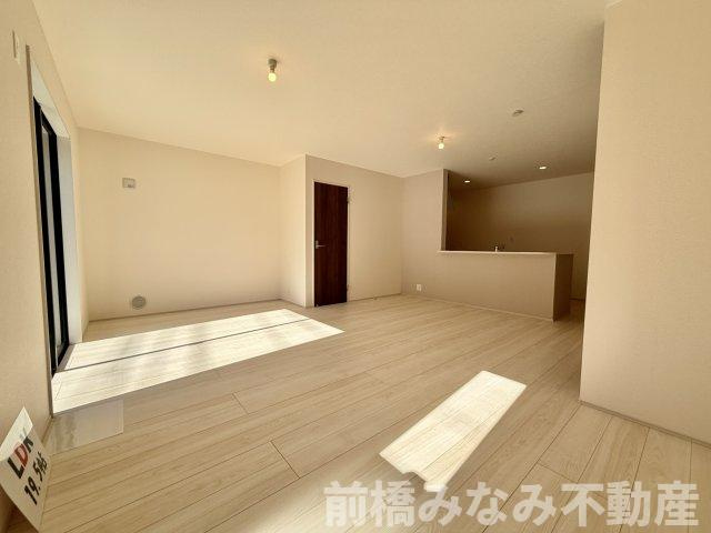 【新築】高崎市石原町第24　６号棟(全６棟)　リーブルガーデン　新築建売分譲の居間・リビング|ゆったり過ごせるリビングです