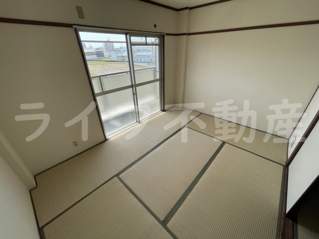 東大阪市鴻池町１丁目の賃貸マンションの和室|和室、ちょっとしたくつろぎスペースにいかがでしょうか