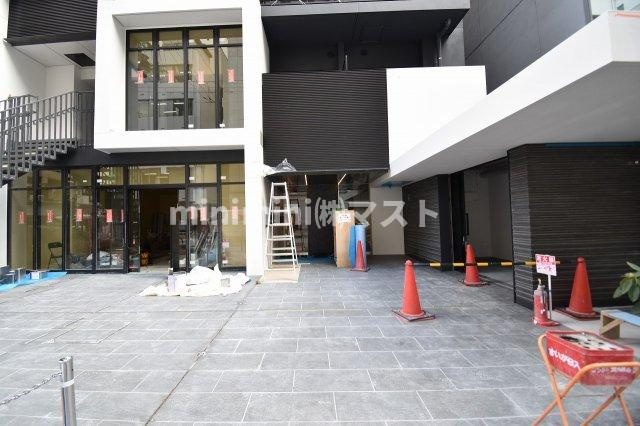 大阪市中央区淡路町３丁目の賃貸マンションのエントランス