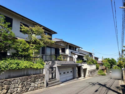【前面道路含む現地写真】 | 桂坂 御陵大枝山町五丁目 一戸建 | 南道路　約6ｍ