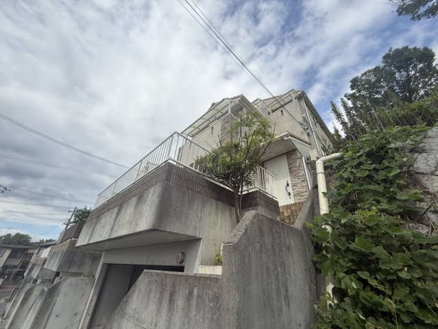 桃山台1丁目戸建の前面道路含む現地写真