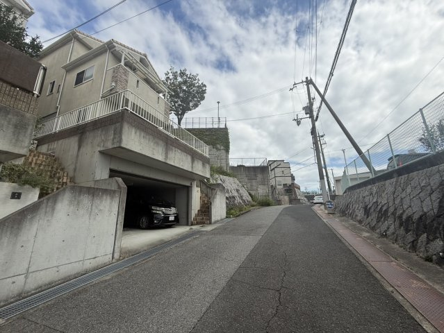 桃山台1丁目戸建の前面道路含む現地写真