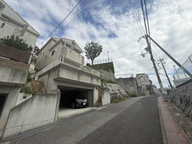 桃山台1丁目戸建の前面道路含む現地写真