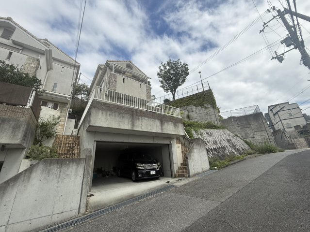 桃山台1丁目戸建の前面道路含む現地写真