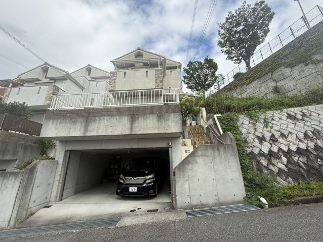 桃山台1丁目戸建の前面道路含む現地写真