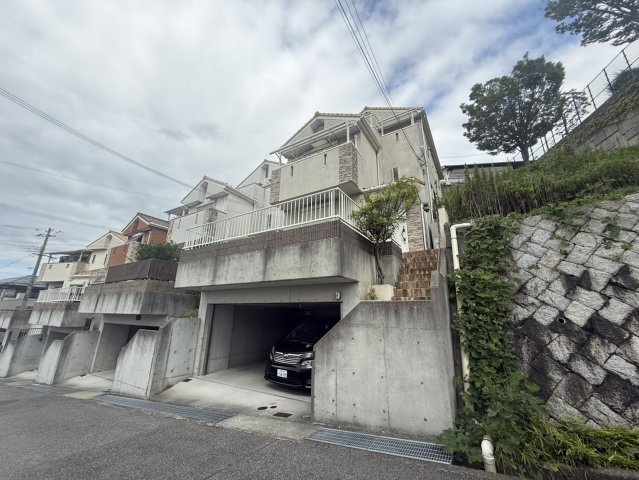 桃山台1丁目戸建の前面道路含む現地写真