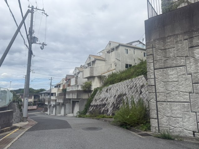 桃山台1丁目戸建の前面道路含む現地写真