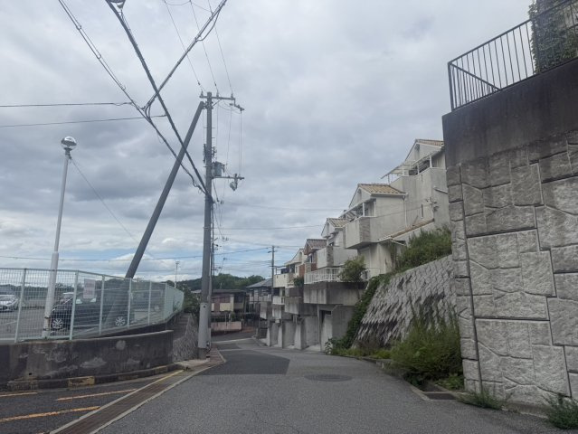 桃山台1丁目戸建の前面道路含む現地写真
