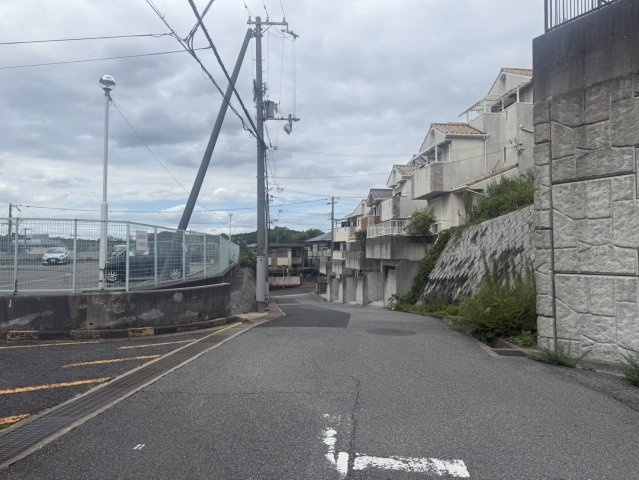 桃山台1丁目戸建の前面道路含む現地写真