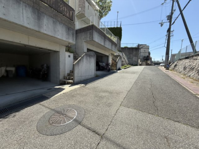 桃山台1丁目戸建の前面道路含む現地写真