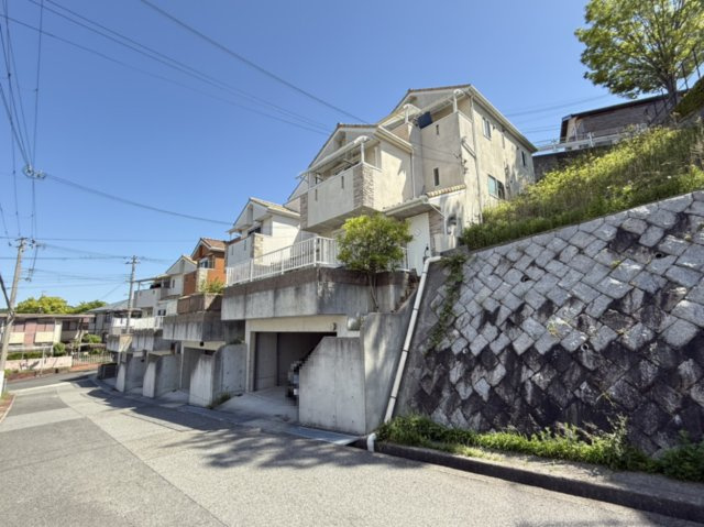 桃山台1丁目戸建の前面道路含む現地写真