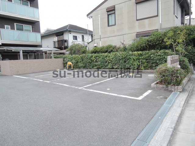 シャーメゾン安満の駐車場