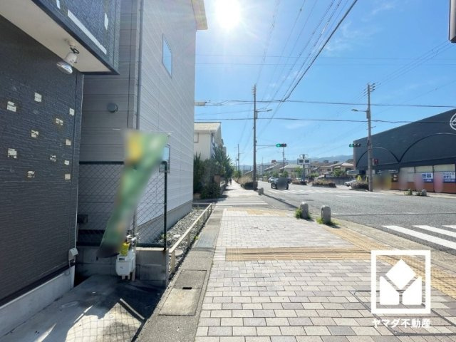 西宮市分銅町の前面道路含む現地写真|平担地につき建築コストが抑えられ、建物設計の自由度が高まります。バリアフリー設計にも適しています。