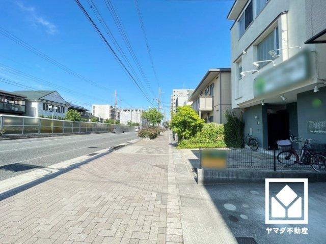 西宮市分銅町の前面道路含む現地写真|最寄りの阪神本線「西宮駅」や、JR東海道線「さくら夙川駅」まで傾斜の少ないほぼ平担な道のりで、自転車やベビーカーでの移動も楽ちんです。