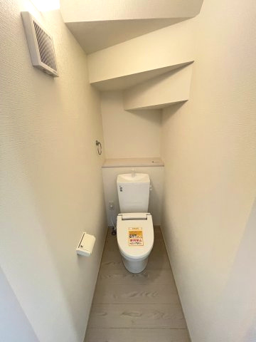 【トイレ】 | 福岡市西区石丸2丁目4期　2号棟（全2棟）【仲介手数料無料・0円】 | 現地写真。1階のトイレです。