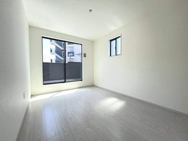 【寝室】 | 福岡市西区石丸2丁目4期　2号棟（全2棟）【仲介手数料無料・0円】 | 現地写真。3階主寝室です。