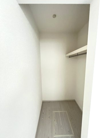 【収納】 | 福岡市西区石丸2丁目4期　2号棟（全2棟）【仲介手数料無料・0円】 | 現地写真。ウォークインクローゼットです。