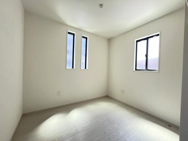 【子供部屋】 | 福岡市西区石丸2丁目4期　2号棟（全2棟）【仲介手数料無料・0円】 | 現地写真。1階に洋室です。
