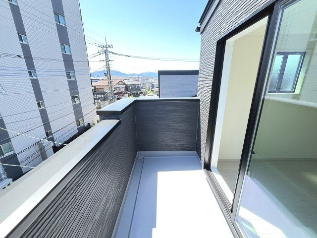 【バルコニー】 | 福岡市西区石丸2丁目4期　2号棟（全2棟）【仲介手数料無料・0円】 | 現地写真。