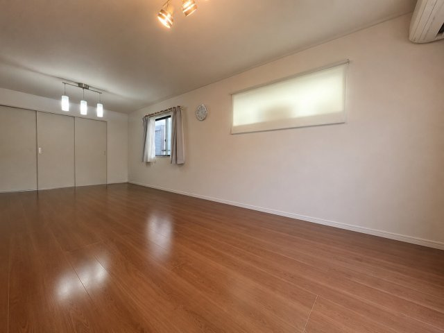港区大西二丁目戸建の居間・リビング|約20.7帖の広々としたLDK！　※画像加工による家具消しを行っております。実際の室内と一部異なる可能性があります。