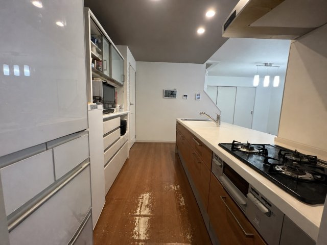 港区大西二丁目戸建のキッチン|玄関、リビング両方から出入りできる2WAYリビング！　※画像加工による家具消しを行っております。実際の室内と一部異なる可能性があります。