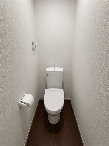 港区大西二丁目戸建のトイレ|1階トイレ　※画像加工による家具消しを行っております。実際の室内と一部異なる可能性があります。