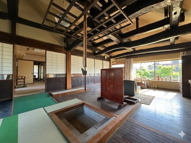 囲炉裏付きの和モダン・900坪超えの大きな土地の古民家♪大田原市新宿の居間・リビング