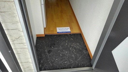 レオパレス花園の玄関