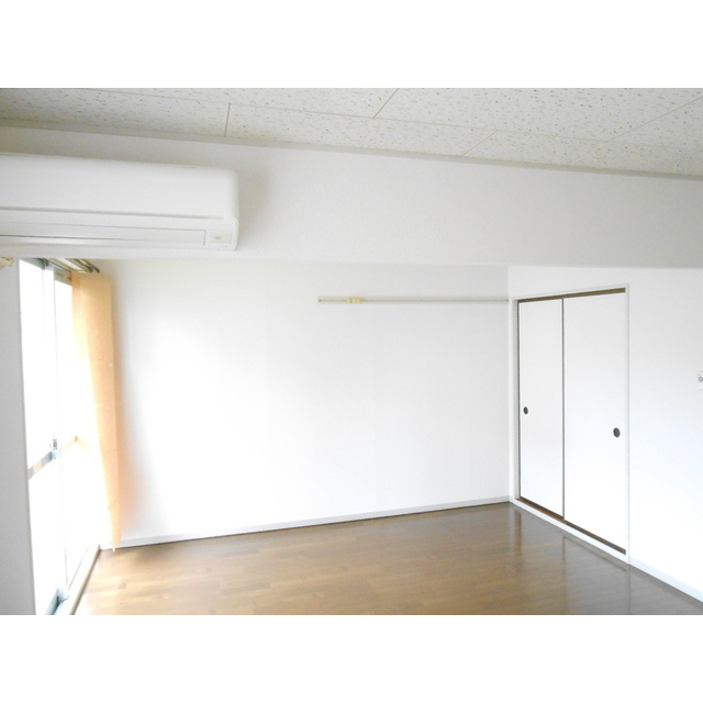 岐阜市錦町６丁目のアパートの居間・リビング