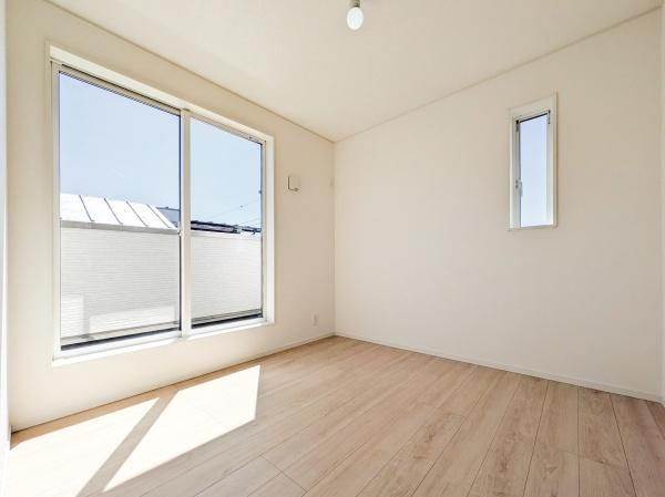 横浜市戸塚区南舞岡４丁目の新築一戸建の洋室|広さも十分で窓からの光が嬉しい洋室です。