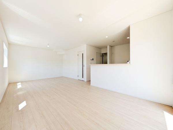 横浜市戸塚区南舞岡４丁目の新築一戸建の居間・リビング|明るいLDK！！
陽当たり良好です。
