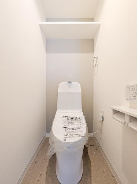 クレール洋光台テラスハウスレフトウイングのトイレ|清潔感のある内装のすっきりとしたデザインのトイレです。
水周りが綺麗だと安心ですね。
