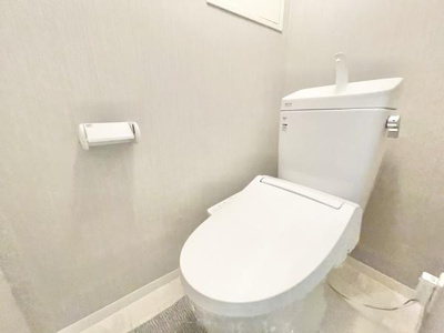 【トイレ】 | カルム堺Ａ棟 | 清潔感のある広々トイレです♪
節水型でエコなトイレには、今では当たり前のウォシュレット付き。便座を温める機能付き！
