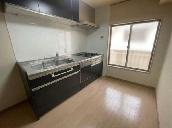 【キッチン】 | 大阪市旭区太子橋1丁目　中古テラスハウス | こちらの画像は、AIを用いて家具等を消しております。
