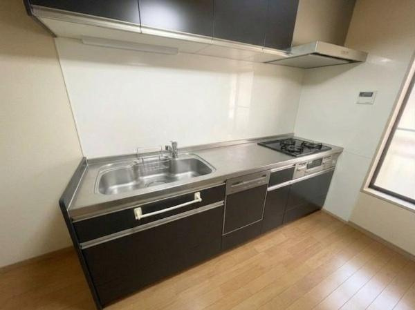 【キッチン】 | 大阪市旭区太子橋1丁目　中古テラスハウス | こちらの画像は、AIを用いて家具等を消しております。