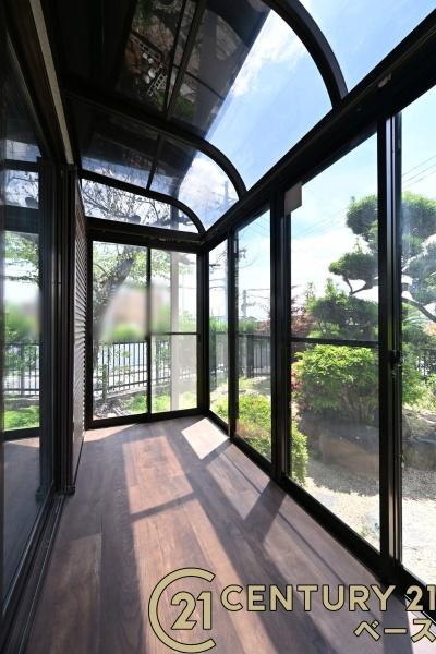 北葛城郡広陵町馬見南５丁目　一戸建のバルコニー|■現地撮影写真■陽当たりのよい南向きサンルーム！洗濯物もよく乾きます！