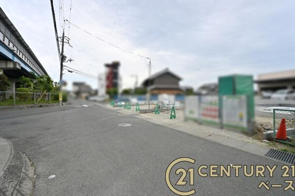 リナージュ上中 ３号棟 ／新築一戸建の前面道路含む現地写真