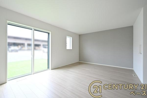 リナージュ上中 ３号棟 ／新築一戸建の内観：施工例|■キッチンパネルは油などの汚れが付着しにくく、毎日のお手入れが簡単なので清潔なキッチンが保てます！■